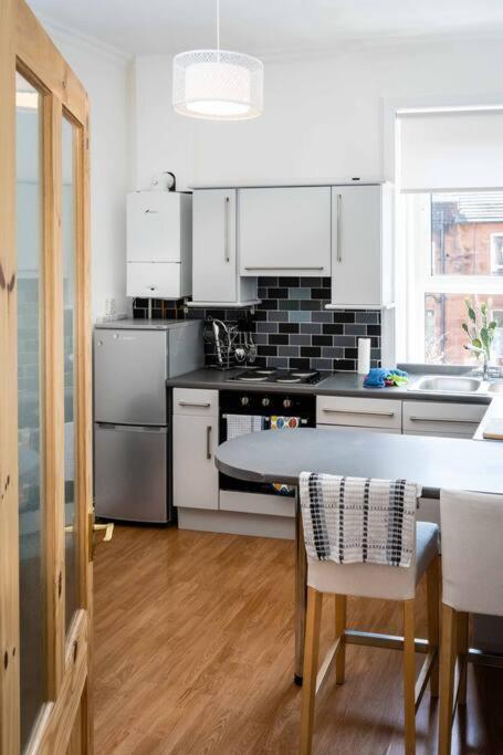 Апартаменты Charming 1-Bed Southside Flat In Great Location Глазго Экстерьер фото